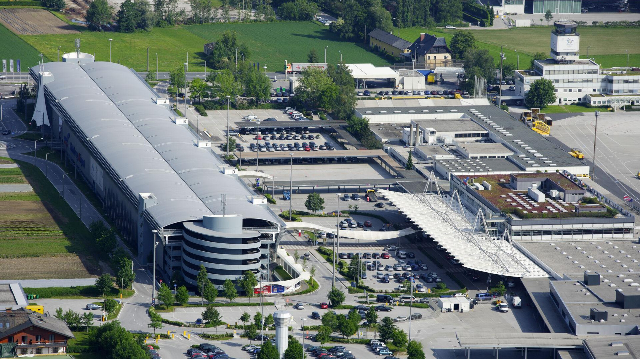 Parkplatz + Parkhaus Salzburg Airport : salzburg.info